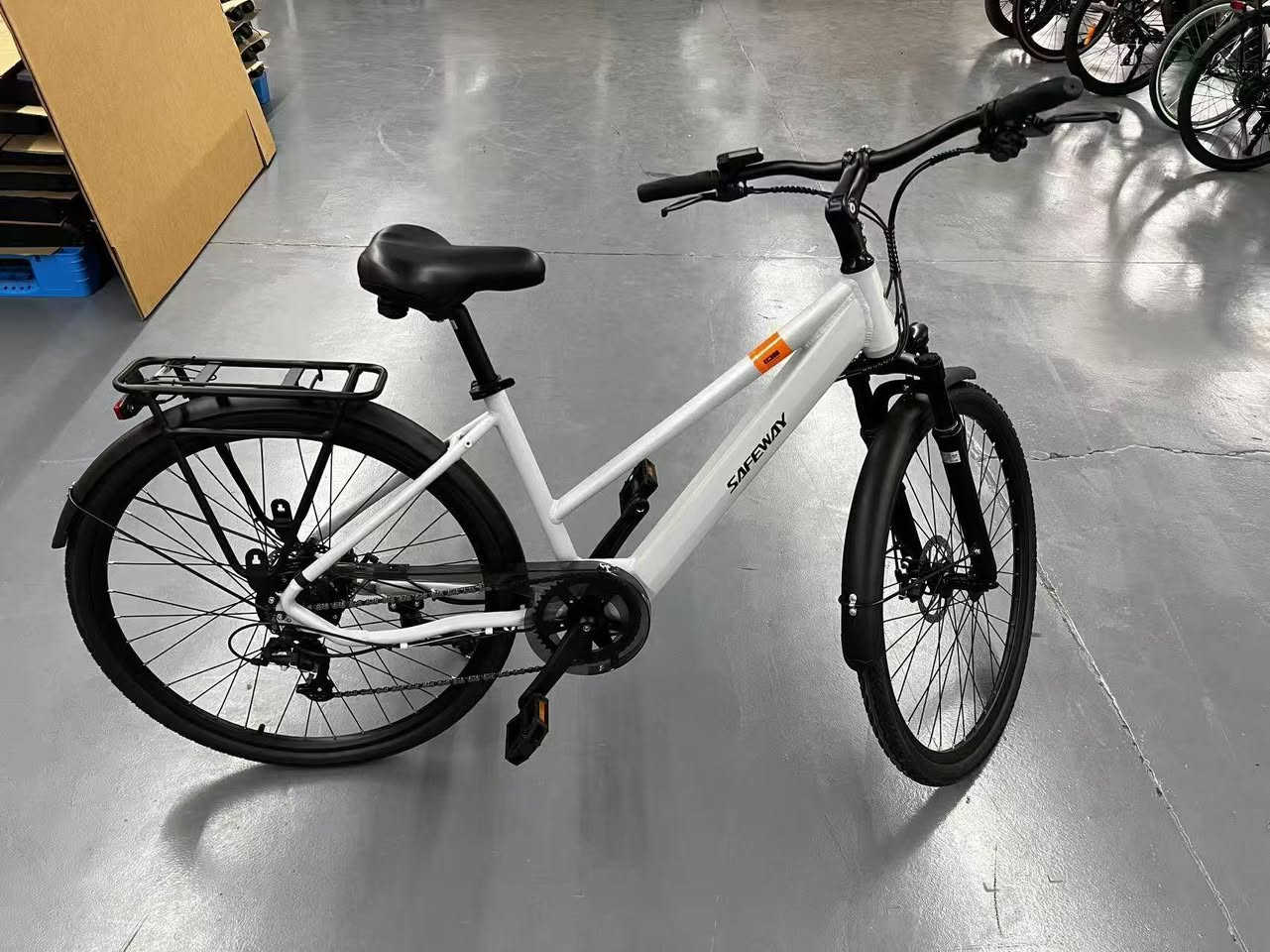 پاسکیلی کارەبای, City- Ebike
 مارکەی: Febrile
مودیل :نوی2025
حجم:28
پاتری:36 ڤۆلت، لیثیوم، 10.4 ئەمپیر، 374 وات
ماتۆر:250 ووات بروشلیس
شاشە:  LCD, حجم متوسط
مۆدی لیخورین 5 درجە، مساعد شحن.
 گیر(7) درجە شیمانو Tourney
بریکات دسک سیم کارەبایی
تایر سایز:28×45
موبایل:***********, ***********
