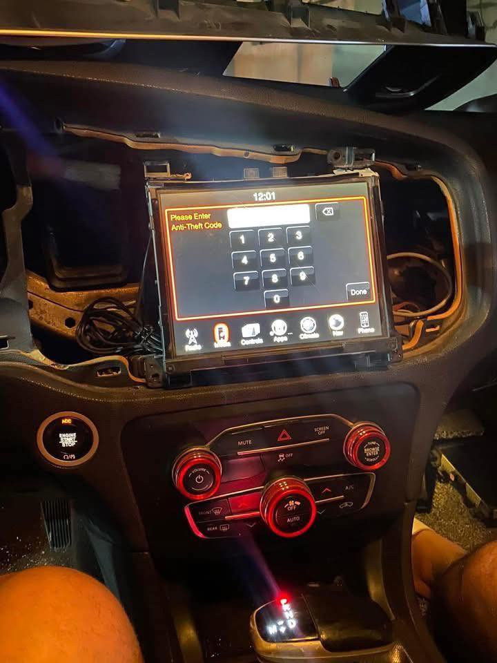 سلام عليكم شاشات وبامه جارجر لبيع شرط اصليات فتح وشدوبرمجه وفتح كود سعر لوحده ٢٠٠ الف مكاني بصره ***********
