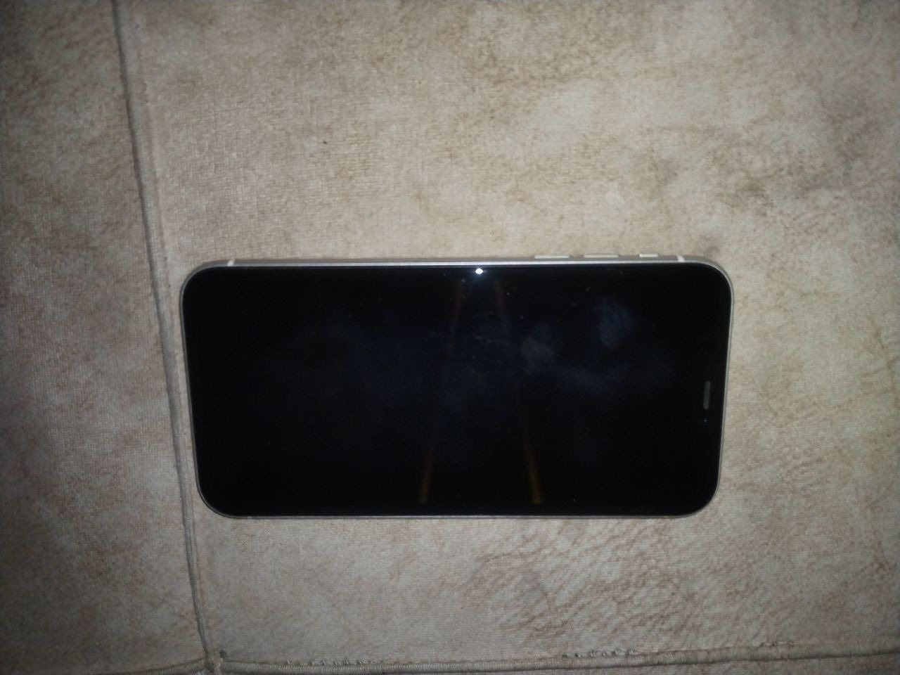 السلام عليكم للبيع 11عادي نضيف مابي شي الجهاز مكفول من كلشي فقط شاشه مستبدله وكاله من شركت أبل 
المكان بابل 
الرقم  *********** موجود وتساب فقط السعر خاص وجهاز مناسب
