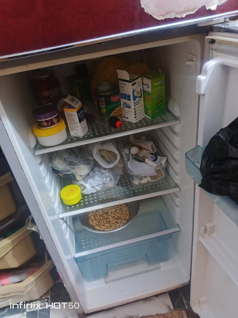 السلام عليكم الثلاجه البيضاء سعرها 200 شغاله شرط الشغل والثانيه الحمراء 150 مال بيتن العنوان العماره حي الرساله‏‪***********‬‏
