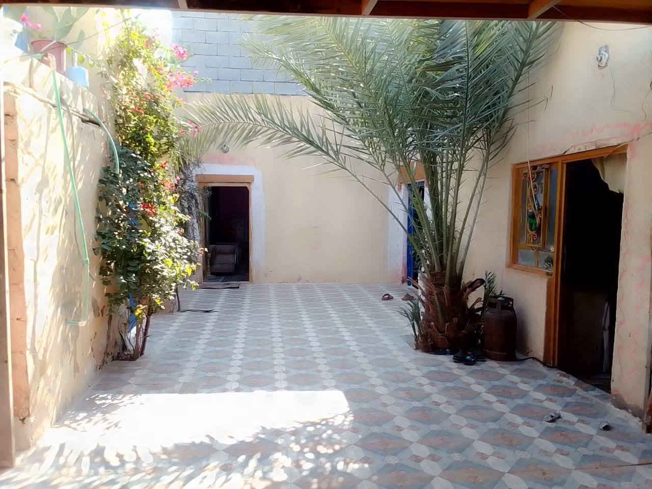 بيت للبيع الهارثه حي الشهداء قرب جامع النباء العظيم قريب ع مدرسه وعياده ومستوصف زراعي ٣٠٠ متر يتكون من ٣ غرف وديوانيه وهول ومطبخ ومشتملات ٤٠ مليون وبي مجال للاستفساراتصل ع رقم ***********
