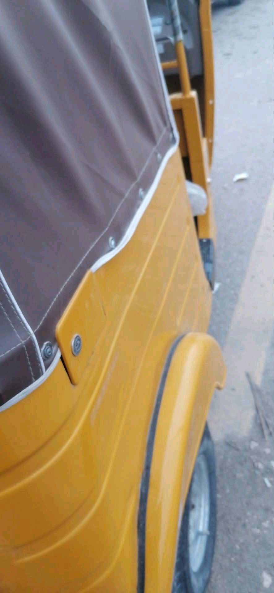 هذا تك تك معروض للبيع بحالة ممتازة. اللون الخارجي أصفر مع سقف بني، والمقاعد ما زالت مغطاة للبقاء على نظافتها. تتوفر به كافة الخصائص الأساسية التي تحتاجها لبدء العمل فوراً. التصميم يوفر راحة وسلامة للركاب والسائق معاً. مثالي للاستخدام داخل المدينة. المحرك تم فحصه حديثاً وهو يعمل بكفاءة. فرصة ممتازة لمن يبحث عن وسيلة نقل اقتصادية وفعالة.