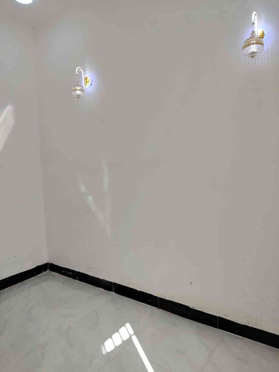 يالله 75متر درجه اوله فول 
الموقع النجف عله شارع المطار الصب مقابل ملحق قريت الغدير 
بناء حديث طابوق جمهوري واساس وسقف صب كونكريت 
تبليط اناره ليليه 
طابو زراعي سند 25
قريب عشارع العام 
تحويل مباشر جيب غراضك وكعد 
كل هاذه بسعر 33وبي مجال 
للستفسار ***********.      ويوجد وتساب
