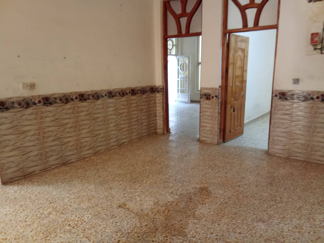 الدار للبيع/  250 متر مربع طابق واحد جاهز للسكن
غرفتين نوم وصاله ومطبخ وحمام عدد 3// طابو صرف
العنوان كوت حي الجامعه الاولى خلف المستشفى التركي 
قرب مجمع الرواد السكني// للاستفسار الاتصال على الرقم 
*********** موجود واتساب أو ماسنجر
