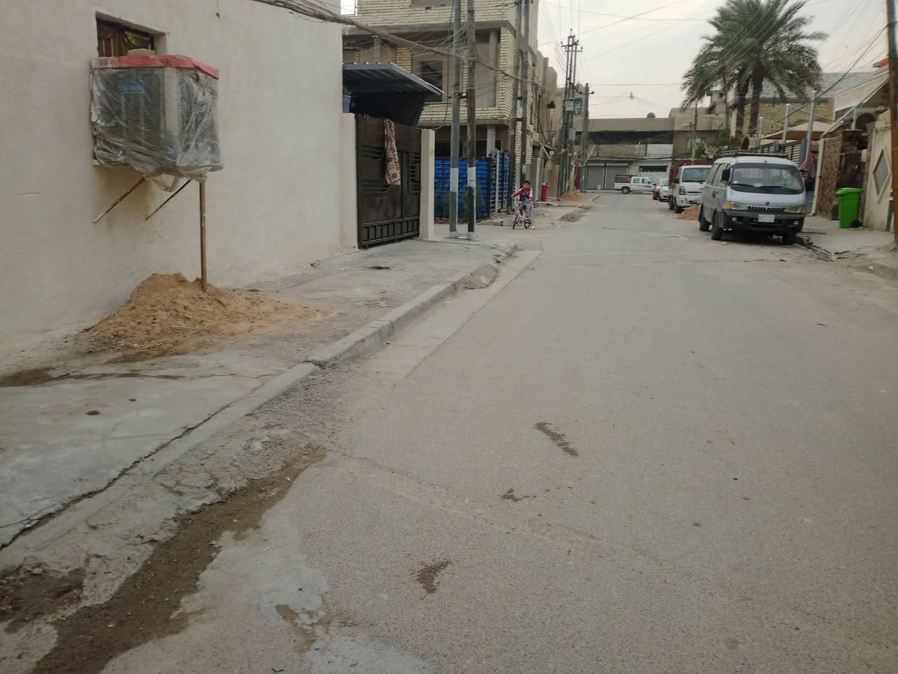 السلام عليكم ، بيت للبيع مساحة ٩٠ متر بالسند واقع حال ١٠٠ متر طابقين 

الموقع ابودشير منطقة الالف مبين موقعة بالصور قريب علة كل الخدمات

الطابق الاول ، غرفة واستقبال ومطبخ وحمام وترك وطرمة صغيرة 

الطابق الثاني ، غرفتين و بيتونة وسطح اول وثاني 

متواجد عل رقم للاستفسار 

***********
