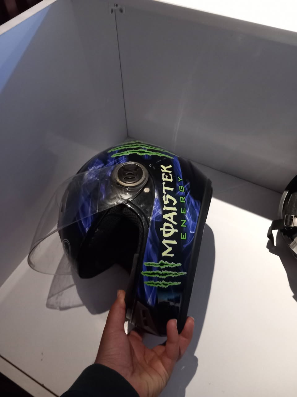 خوذه عدد 2 للبيع سعر الوحده 25 الف وات ساب ***********
