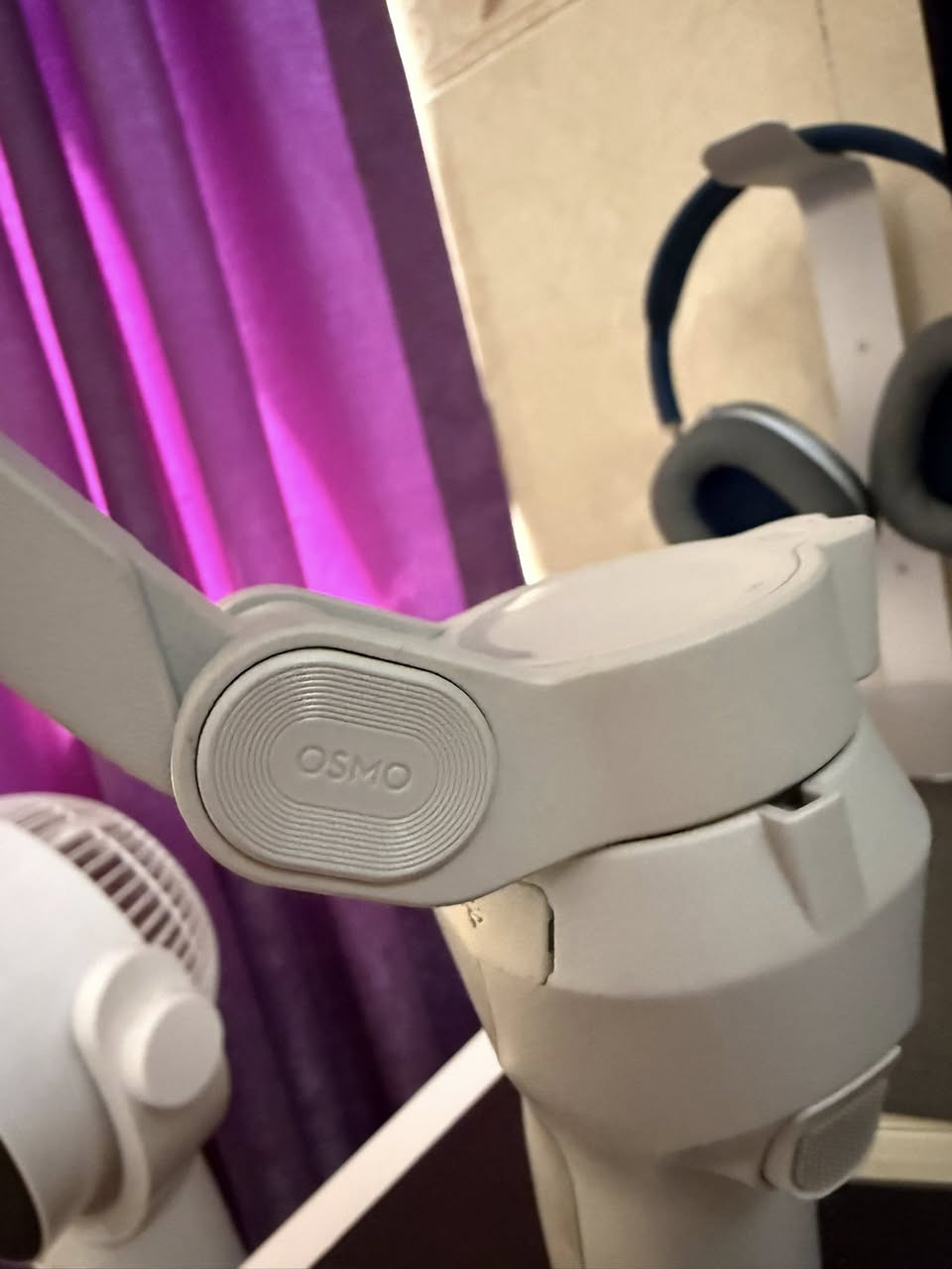ستاند osmo Dji اصلي نضيف جداً مستعمل قليل كلش جيمبال احترافي من شركة DJI لتثبيت تصوير الهاتف، مناسب لتصوير الفيديوهات، اليوتيوب، والتيك توك، والسفر.

 الحالة: مستعمل بحالة ممتازة جدًا
 الاستخدام: خفيف ونظيف، بدون أعطال
 المميزات:

* تثبيت احترافي للصورة (3-Axis Stabilization)
* قابل للطي وسهل الحمل
* تحكم كامل بالأزرار (تصوير / زوم / تبديل الوضع)
* بطارية تدوم لفترة طويلة
* يدعم جميع الهواتف
* يأتي مع حامل ثلاثي (Tripod)

 سبب البيع: عدم الاستخدام


**إذا كنت صاحب هذا الإعلان وتريد حذفه لأي سبب، رجاءا أرسل رسالة إلى الدعم الفني**