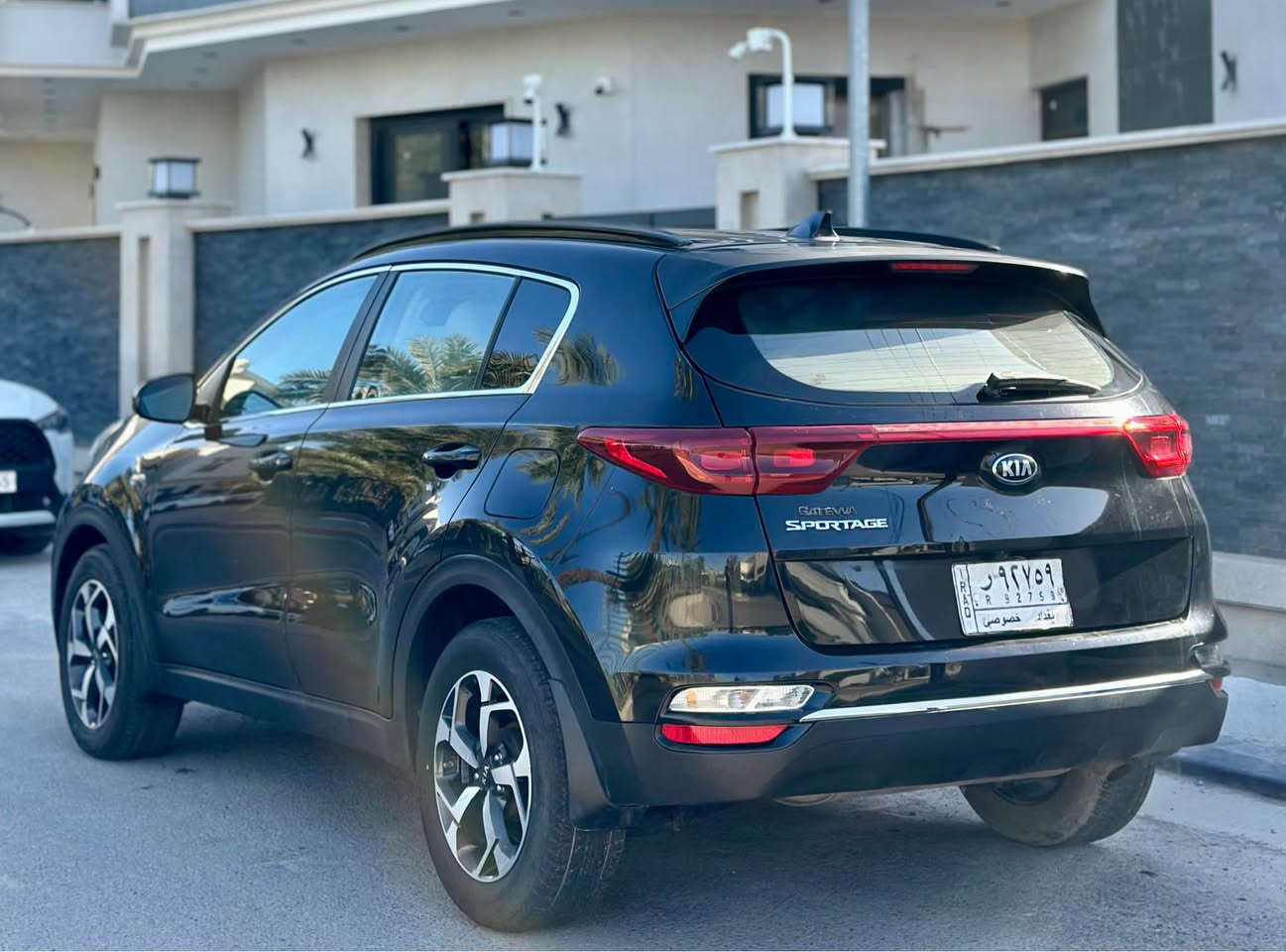 للبيع سبورتج موديل 2020 نص فول 
1. محرك 2000 
2. كامره دواره 
3. رادارات 360 درجه 
4. اوتو هولد 
5. اوتو ستوب
6. تحكمات ستيرن
7. منافذ شحن 
8. كار بلي 
9. اندرويد 
10. الضرر نسبة غرق جداً بسيطه بدون اي نقص 
11. السعر 137 ورقه وبيها مجال 
12. العنوان السيديه *********** بغداد, العراق
