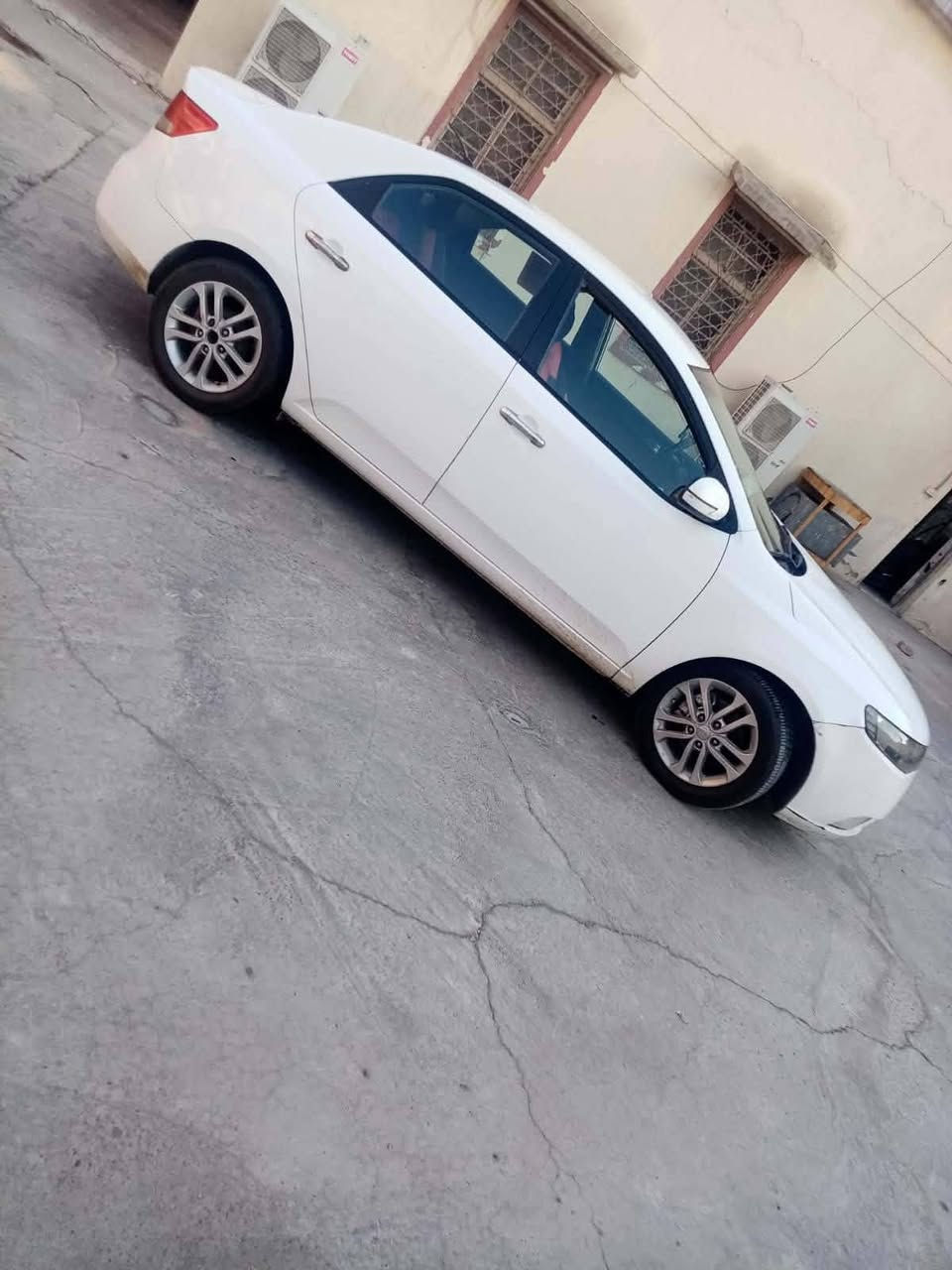 سيراتو ٢٠٠١٢ بيها بس باب نفر صبغ سنويه رقم جديد السيارة نضيفه السعر ١٠٢ بيها مجال  مكاني موصل الايسر
***********
