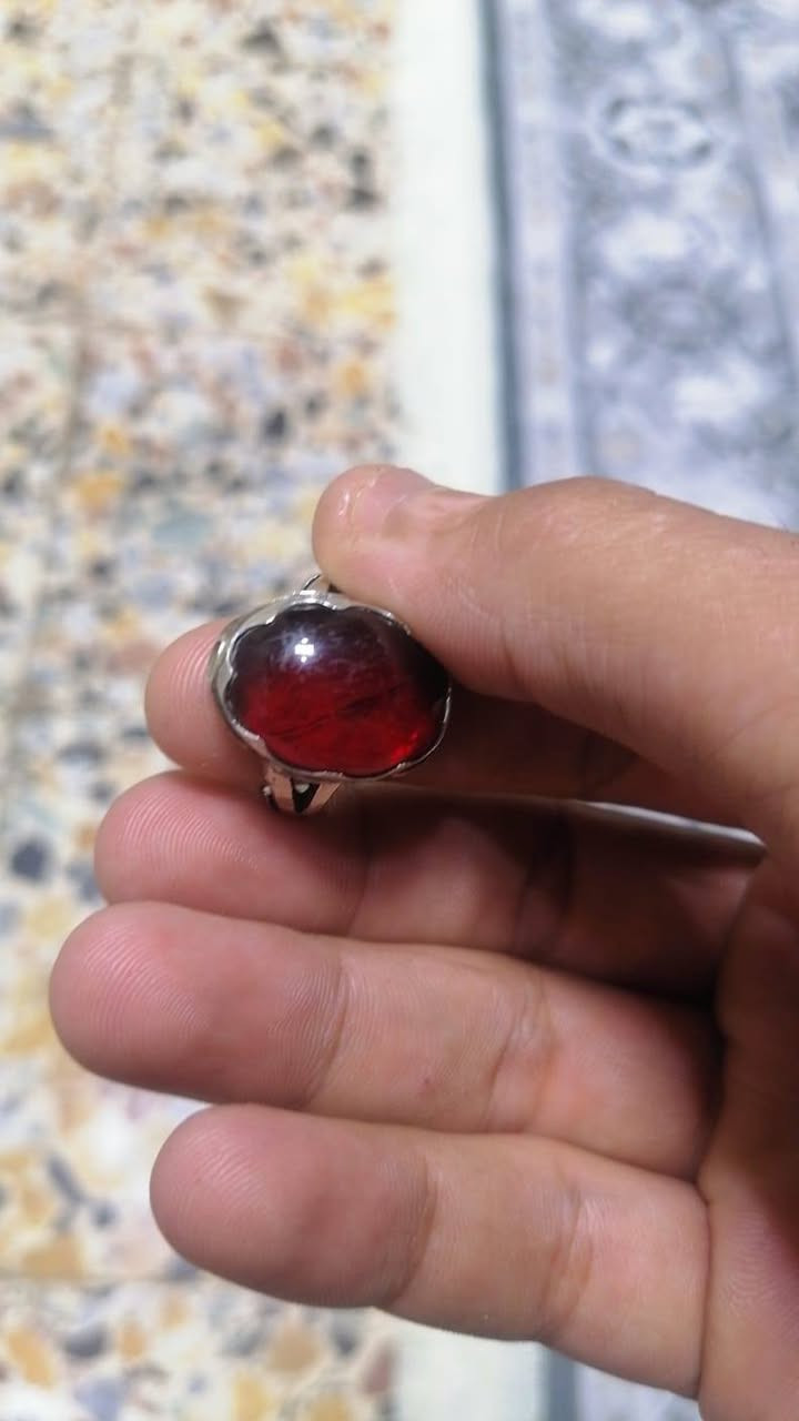 السلام عليكم
خاتم فضه عقيق يماني ياقوتي كرزي 
السعر 80 
ميسان 
للأتصال***********
