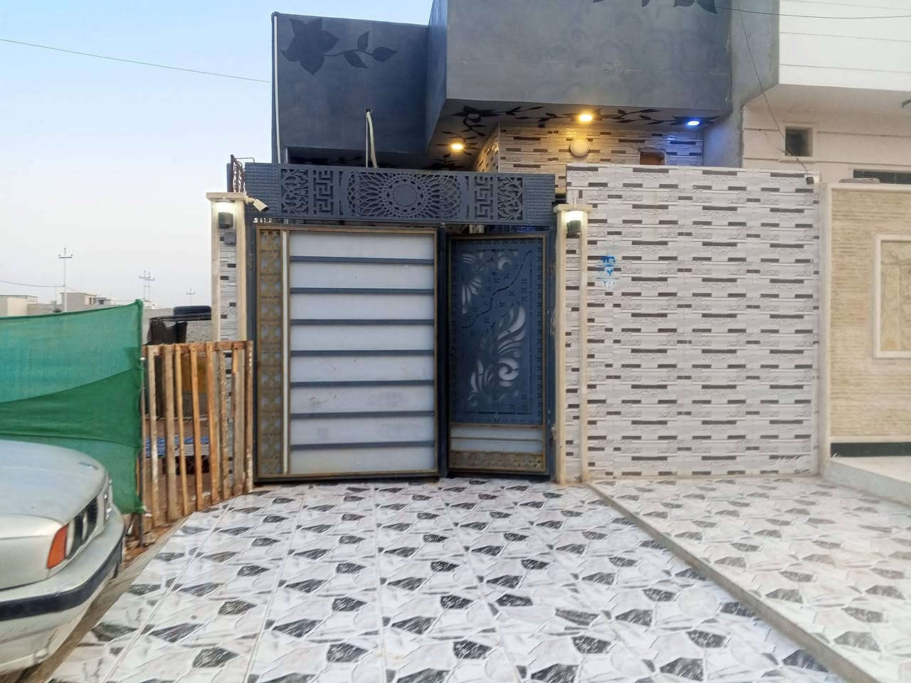 السلام عليكم بيت للبيع اب تسعين بين حي اركان واربجيه منطقة الطباء عل شارع 20 قريب عل  جامع ومدرسه ارض سكني زراعي بي كرت وسند مصور وبي صورت قيد وبي بعد اوراق مال بيت كامل مسجل بل بلديه كامل كهرباء وماء وشارع كامل مساحة البيت 100 متر واجهة 5 طول 20 البيت فول جاهز ماشاء الله الي حاب يتواصل خاص او أتصل عل رقم بي وات ساب ***********
