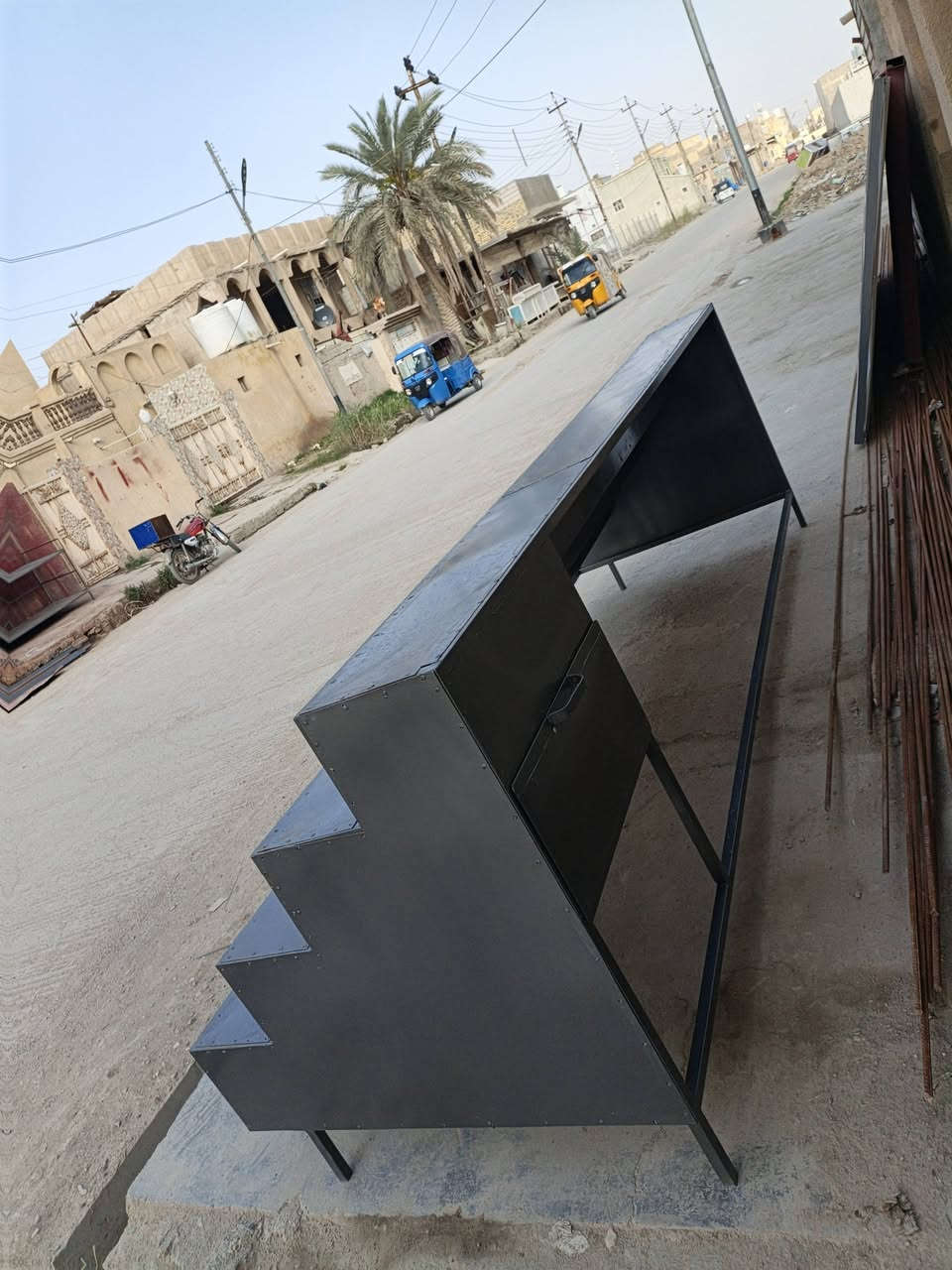 ميز مدرج تزكام الطول3 متر والعرض 100 ورتفاعه 100 مصبوغ وكامل للبيع السعره 300 وبي مجال *********** الاستفسار
