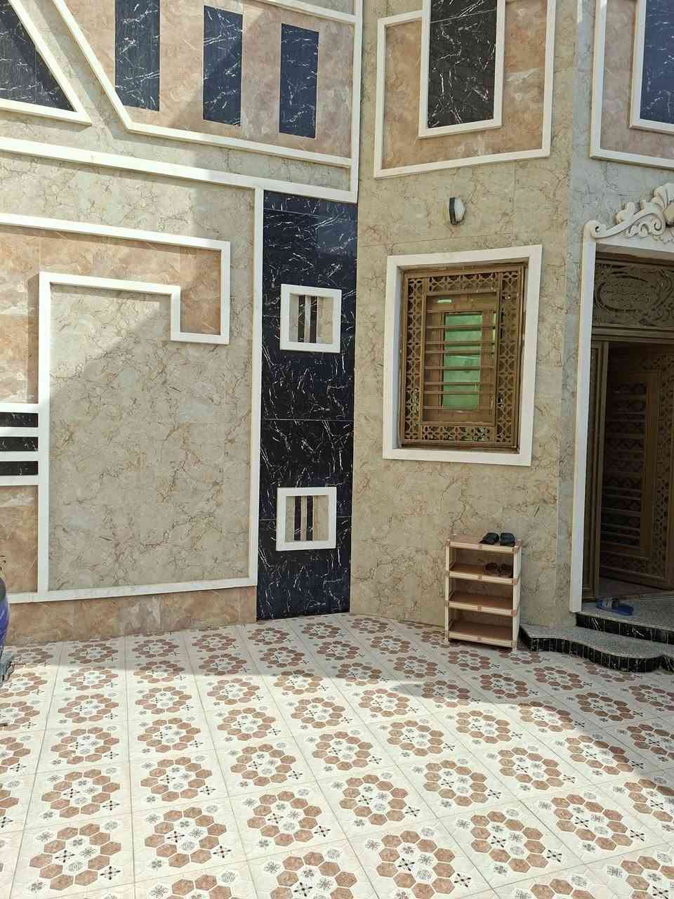 الدار البيع المساحه 200متر في حي اور شارع السبيس عله شارع 15متر  قرب مكتبت سلوان طابق واحد يتكون من غرفتين وستقبال وصاله ومطبخ وصحيات وكراج  ***********
