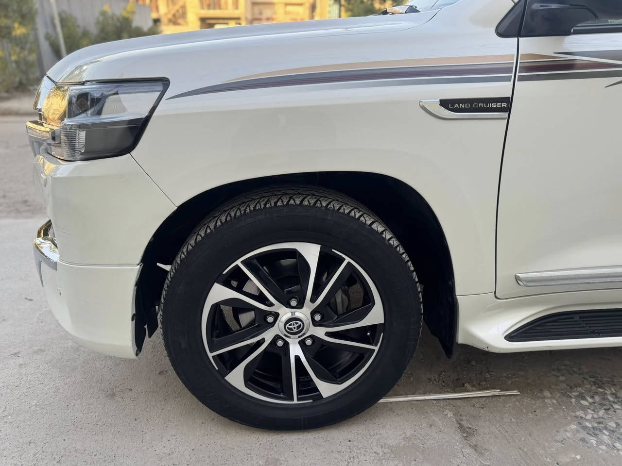 السلام عليكم 
لاندكروز 2016 فطيم اصل باب اول
محدث شباك ويل فقط موديل 21
فول مواصفات 
ماشية 128 الف كيلو 
رقم بغداد بسمي
سلايد روف 
شاشة كبيرة
4 كامرات 
مكينه 6 سلندر 4000 شرط بلاد
حساس امامي خلفي
زراك لايتات
لايتات زنون  
تبريد منفصل 3 قطع
تشغيل عن بعد
كشات جلد وكهرباء
السيارة مابيها نقص كير محرك صدر تايرات كلهن 100‎%‎ على وضع الوكالة
بيها صبغ نص الابواب وهلال جاملغ الخفلي الداير فقط  جهة الصدر اثر شخط 
وعندي الفديو قبل الصبغ مال الشخط 
السعر 435 وبيها مجال 
***********
اعتذر عن المراوس ففط بيع
