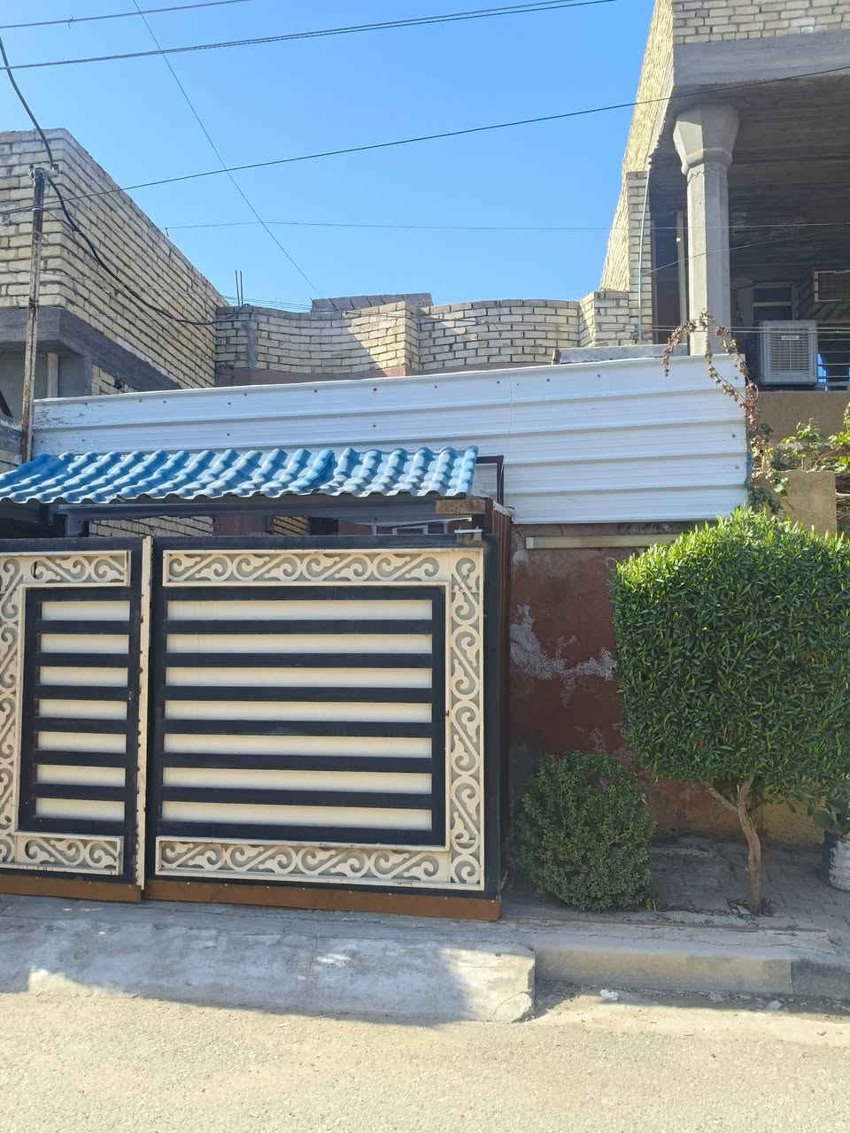 السلام عليكم دار للبيع منطقة المخابرات مساحه 100 متر طابق ونص طرمه ممرجانبي صالة وحولي ومطبخ ومنور  غرفتين نوم صحيات عدد3  البيت عالي عن الشارع البيت فارغ يعني تاخذ مفتاح بدون ما تنتضر هاي من جانب المشتري
البيت بأسمي نفس اليوم افتح بيان 
سعر 90 بي مجال بسيط 
***********
