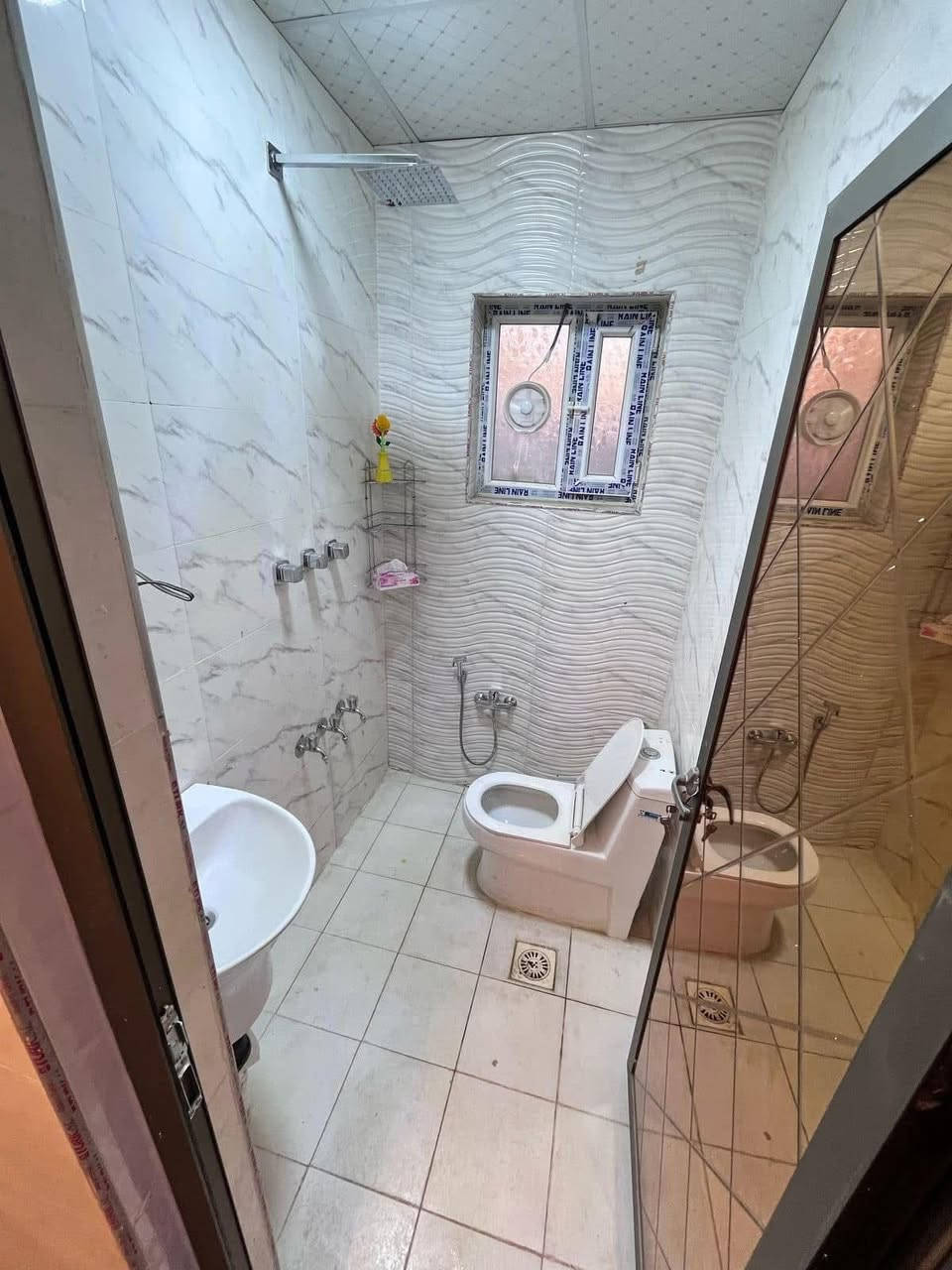 سلام عليكم
الايجار 50 متر 
يحتوي على 
صالع و مطبخ و 
خدمات و 2 نوم 
البيت مدخلين
الاستفسار 
***********
