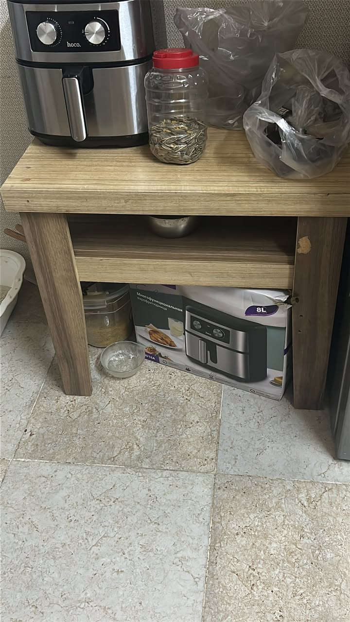 غراض بيت للبيع اربيل شارواني
طباخ ب 70
كاونتر 75
طاوله صغيره تفصيل خشب قوي 20 
مفارش عدد 2 خشب قوي الواحد على 25
تواصل ***********
