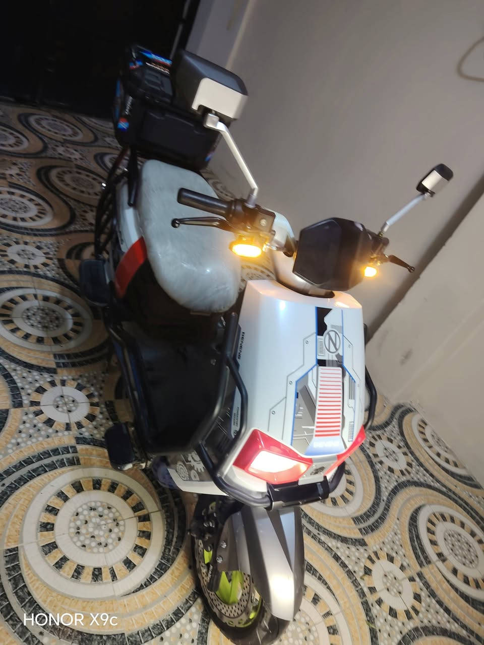 السلام عليكم أدرك ان مدرع ماطور اخو الجديد للبيع كل شرط مواصفاته معروفه دبل اشاره يمين  يمين يسار لايت عالي ناصي زينون  بي بك  ست بطاريات شرط على الفحص مسطره ويا صندوق، سعر 675 وبي مجال للطيبين مكاني موصل الايسر حي القاهره الرقم ***********
