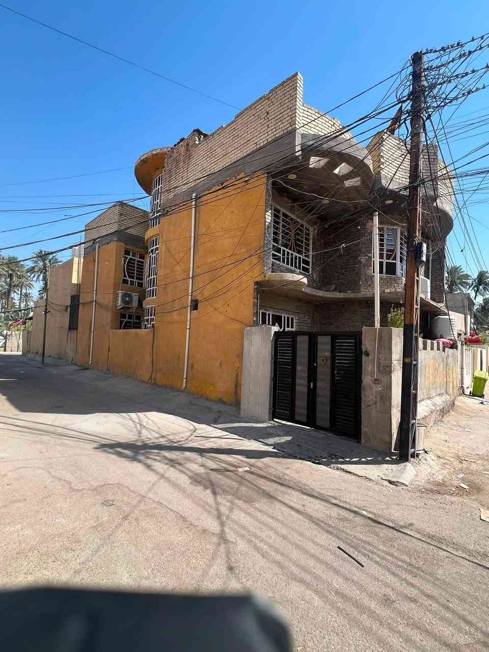 بيت طابـو زراعـي سنـد 25
مساحتـه الكليـه 160متـر مربـع 
متكـون من طابـقين يحتـوي علـى 6 غرف نوم  ويحتوي على حمامات 🛁 عددٍ أثنين و أستقبـال و مطبـخ و صالـة و مناور عدد أثنيـن
للأستفسـار أكثـر التواصـل مع صاحـب الــدار  (***********)
