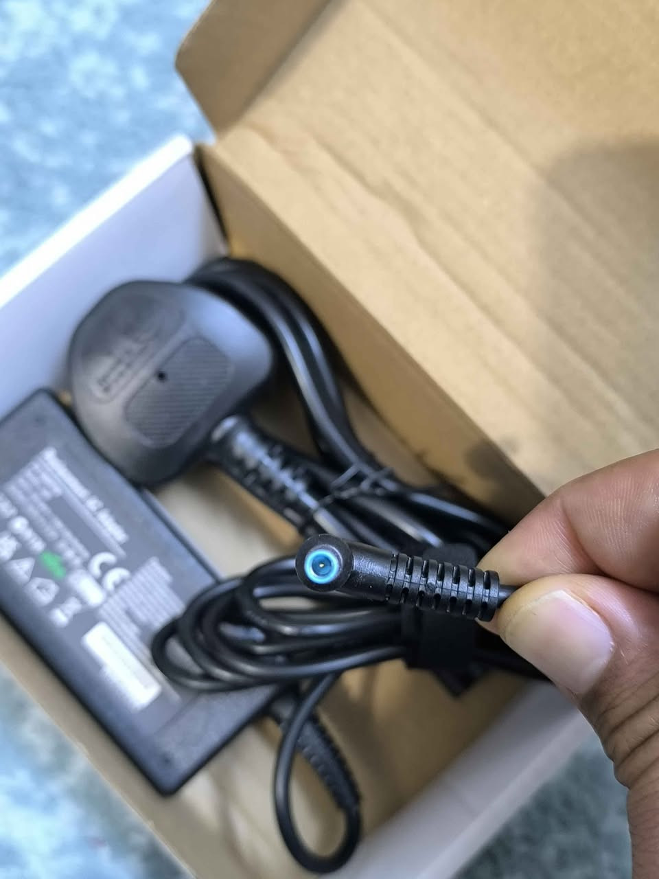 🪫 شاحنی لابتۆپ 45W 🔌 (نوێ)
💻 گونجاو بۆ زۆر لابتۆپ (HP و هاوشێوە)
⚡ توان: 45 وات
🔌 وڵتاژ: 19.5V – 2.31A
🌍 Input: 100-240V (بە هەموو وڵاتەکان کار دەکات)
🧩 سەر: گرد (ناوەوە شین)
✅ کوالێتی باش
✅ خێرا شحن دەکات
✅ گونجاو بۆ Notebook
💰 نرخ: 12,000 دینار
📦 یەک دانە بەردەستە
🚚 ناردن هەیە بۆ هەموو شوێن أربيل, العراق


**إذا كنت صاحب هذا الإعلان وتريد حذفه لأي سبب، رجاءا أرسل رسالة إلى الدعم الفني**