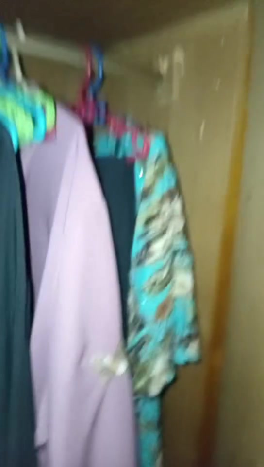 خشب عراقي ثقيل رزن مو شغل سوگي غرفه كامله نضافه شوفة عينك تحتاج يدات بسيطه وقفل سعرها 800 وبيها مجال *********** مكانها السواده
