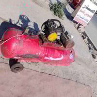 كمبريسرات واحد كهرباء حجمة ٢٥٠  وثاني بانزين حجمة ٢٠٠ للبيع ثنينهن الك...