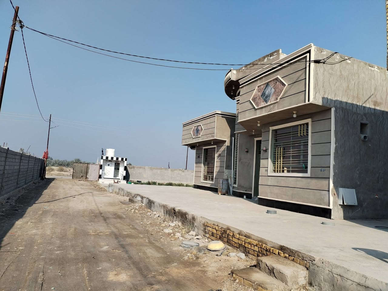 سلام عليكم بيوت لبيع بداخل دونم 2500 متر عل طريق العلويه شريفه بنت الحسن ع من جه ساده ابو خطه طابوا زراعي سند 25 كافه الخدمات متواجده فيه وايضا محلات ينشأ عليه عل شارع عام للستفسار اتصال عل رقم *********** و*********** السعر خاص
