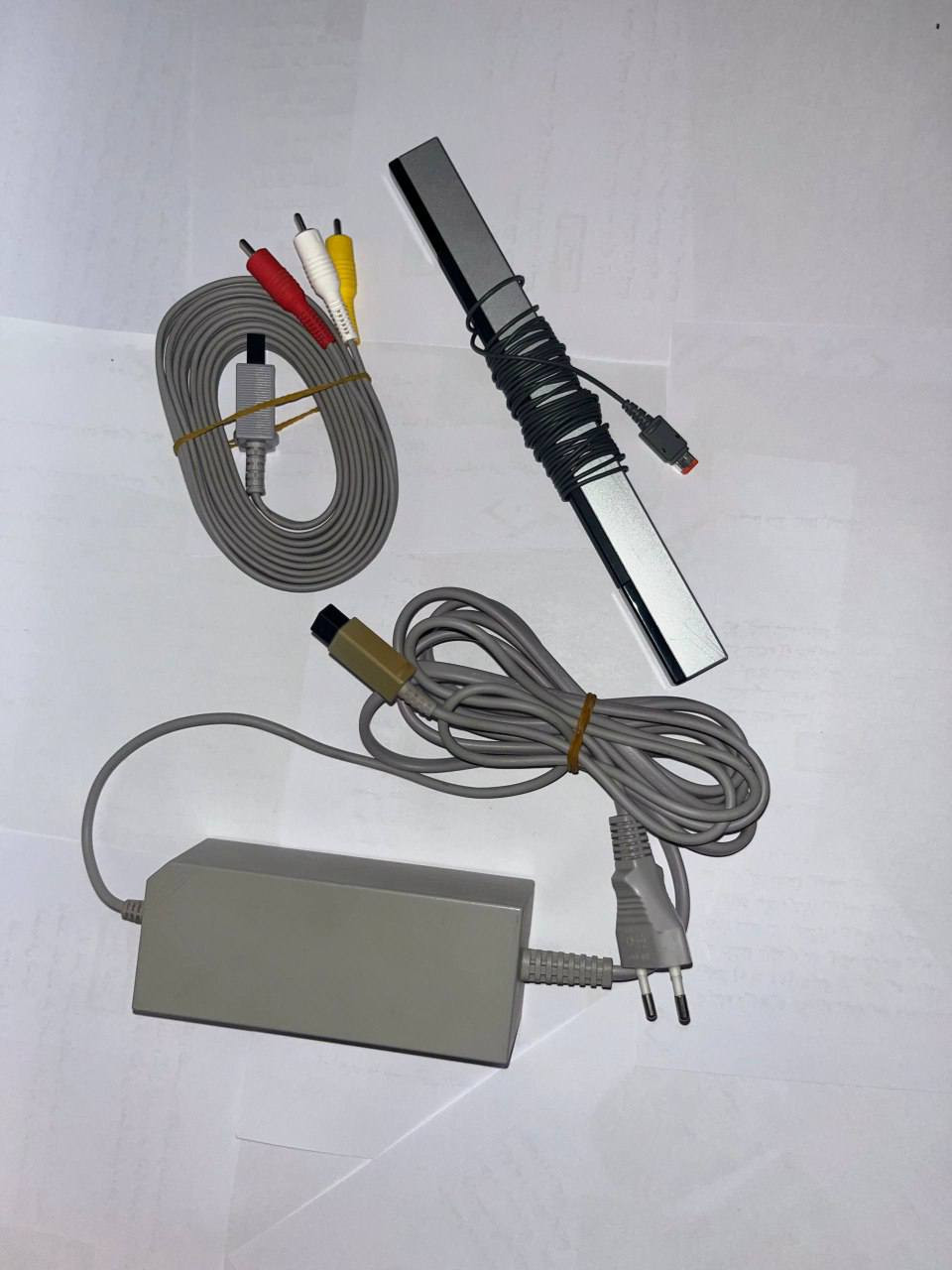 للبيع: جهاز نينتندو وي (أصلي) بحالة استثنائية وبكامل ملحقاته 🌸🍄
يا شباب، متوفر عندي جهاز Wii من الإصدار الأول المرغوب (RVL-001)، الجهاز نظيف جداً وبمواصفات "نقية" بدون أي تلاعب بالسيستم. الجهاز عليه ستيكر ماريو مرتب ومنطي شكل فخم بصف شعار نينتندو. ✨
📋 معلومات الجهاز التقنية:
الموديل: RVL-001 (EUR) - النسخة الأوروبية (الأفضل من ناحية جودة التصنيع). 🇪🇺
السيريال نمبر: LEM10003884 2 (الأصلي والمطابق للجهاز). ✅
الحالة: قارئ الأقراص (Disc Drive) شغال 100% وبسرعة استجابة ممتازة. 💿⚡
المظهر: الجهاز نظيف جداً (يوجد شخوط بسيطة جداً بصف الليبل الأصلي لا تؤثر على الشكل نهائياً). ✨
📦 البكج (القطع الأصلية):
اليدوات: ريموت أصلي + ننشاك أصلي. 🕹️
التوصيلات: كافة الوايرات والقطع الأصلية (Power Adapter + AV Cable). 🔌
الجنطة المميزة: الجنطة الوردية الأصلية 🎒🌸 (تحمي الجهاز وتجمع كل ملحقاته بداخلها).
🌟 ليش هذا العرض ما يتفوت؟
دعم الـ GameCube: موديل RVL-001 يدعم تشغيل ألعاب ويدوات القيم كيوب. 🎮
أصلي وغير مهكر: الجهاز بحالة المصنع ومحافظ على أداءه المستقر. 🛠️
شكل متميز: لمسة ماريو والجنطة الوردية تخلي الجهاز قطعة نادرة للبيع. 🍄🎁
📌 السعر: 80 الف معا التوصيل مجاني لكافة أنحاء العراق💰
📍 الموقع: الديوانية
📞 للتواصل: راسلني خاص أو راسلني واتساب على الرقم [***********]
