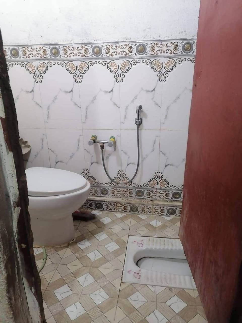 بيت ٢٠٠ متر للبيع 
فارغ حاليا جاهز للسكن
حي شهداء قرب جامع المحسن
البناء متوسط
بالامكان ابيع نص امامي او خلفي حسب رغبه والاتفاق 
للاستفسار 
***********
