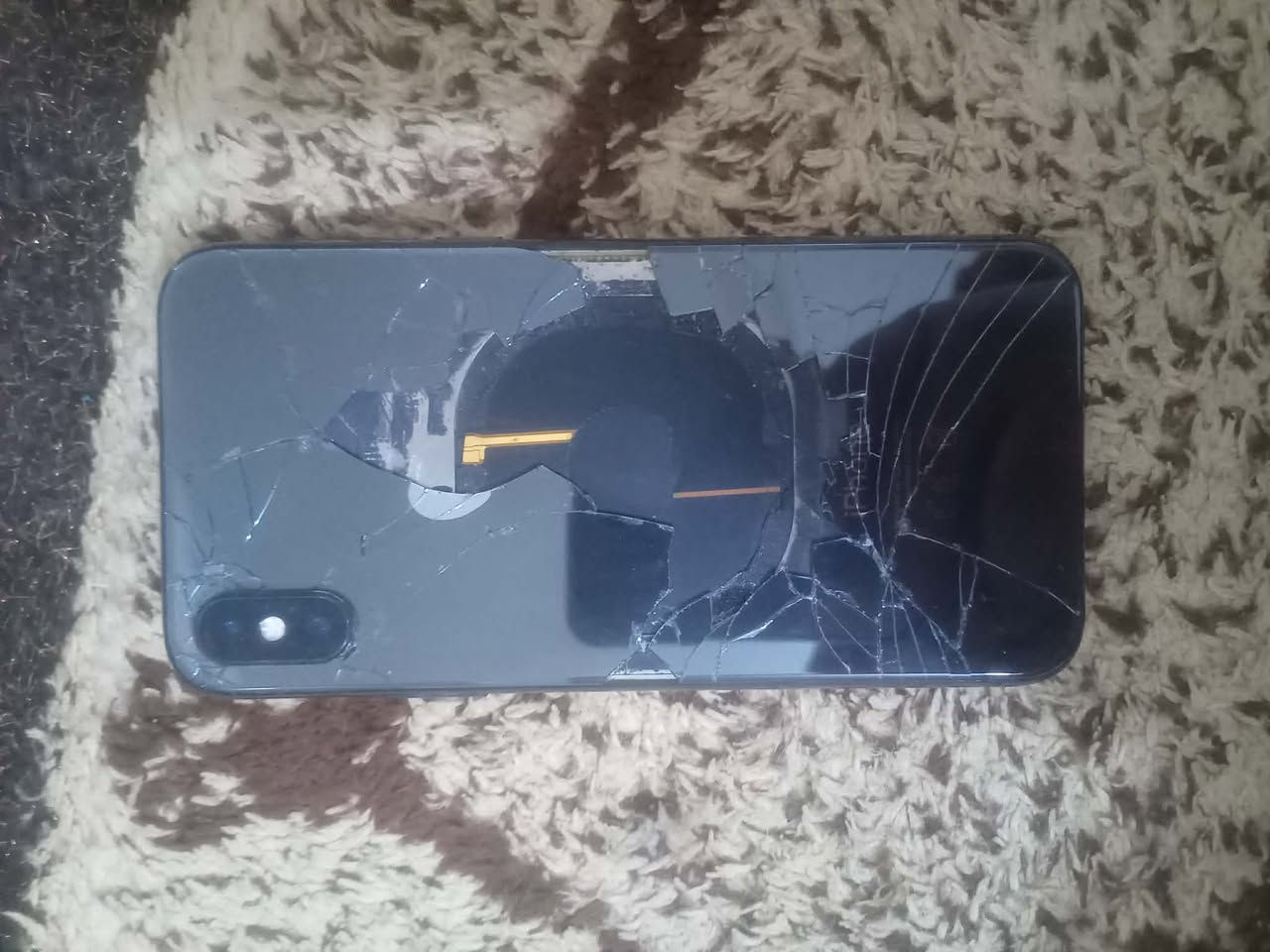 سلام عليكم ايفون X اعتيادي
ذاكره 64 جهاز كلها بشرط شرط حاسبه 

بس ضهره مكسور 

سعره 125بي مجال قليل 

***********
