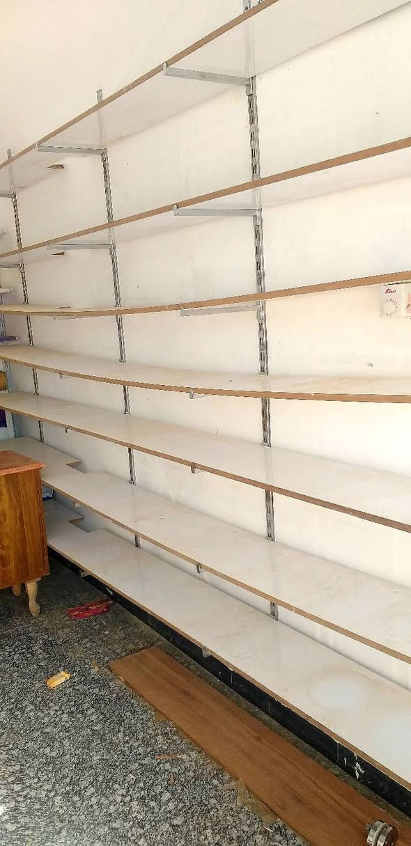 رفوف للبيع مع فارينه مع ميز والكرسي وعارضه الاكسسوارات 

12 خشبه ثفيل طول الوحده 290 سم 
مع 12 سكه حديده استيل
مع 40 حمالة او قاعده استيل للخشب 

الجهة الثانيه:::
رفوف حديد العدد 30 رف حديد الطول متر 
مع 15 سكه حديده استيل مع 45 حماله او قاعده للرف

مع فاتيرنه مكياج الطول 2 متر والعرض 90سم 

مع ميز مكتب وكرسي وعرضه اكسسوارات

الرفوف تتحمل اوزان ثفيله 
المحل كان خاص للشامبوات واامعطرات والمنظفات يعني كلهن اوزان ثقيله 

الخشب يتحمل اوزان ثقيله مثل الشامبوات والمنظفات ومعطرات الارضيه

السعر شلعه كل المحتويات 
450 الف دبنار وبيهن مجال 

المكان الناصريه الشموخ 
تريد تشتري راسلني خاص وتدلل


**إذا كنت صاحب هذا الإعلان وتريد حذفه لأي سبب، رجاءا أرسل رسالة إلى الدعم الفني**