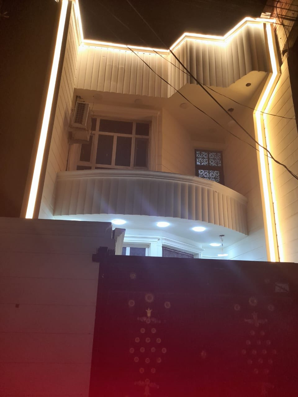 السلام عليكم بيت للبيع مساحه ١٠٠ م ٥ في ٢٠ يحتوي على طابقين طابوق ملك صرف سند تحويل مباشر الطابق الاول غرفة نوم وصالة ومطبخ واستقبال والطابق الثاني غرف عدد٣ بعقوبة مدخل الرحمة مقابل الفوج رقم القطعة ٩٢٤٣ امام خدمات على شارعين السعر اتصال فقط ***********
