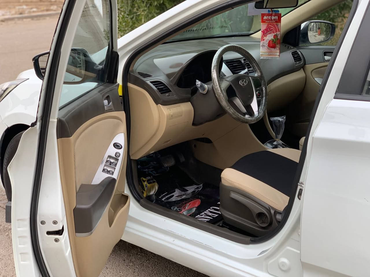 سلام عليكم اكسنت موديل 2012 مكفوله من الضربه والصبغ مكينه 1600 دوش 
قطرتين كير ومكينه مكفوله تبريد شغال 
السعر 97 وبيها مجال مكان السيارة البياع 
الاتصال/***********
