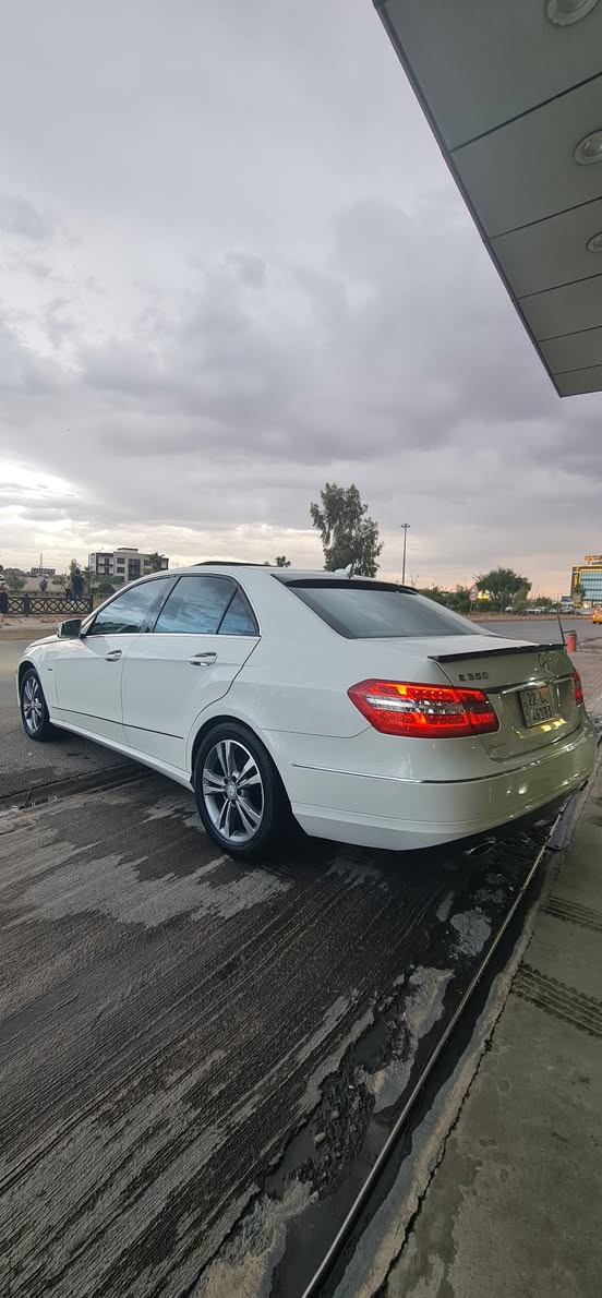 مرسيدس بنز E350 موديل 2011 – وارد أمريكي 🇺🇸
🔹 الموديل: 2011
🔹 الفئة: E350
🔹 الاستيراد: وارد أمريكا
🔹 المحرك:
V6 سعة 3.5 لتر
قوة تقريبًا 268 حصان
أداء قوي وناعم
🔹 ناقل الحركة:
أوتوماتيك 7 سرعات (7G-Tronic)
🔹 الدفع: خلفي
🔹 اللون الخارجي: أبيض
🔹 اللون الداخلي: بيج (جلد)
ضرر قطعتين بوند وجاملغ سايق 
✅ المواصفات:
فتحة سقف بانورامية
مقاعد جلد كهرباء مع ذاكرة
تحكم كهربائي بالمقاعد
شاشة وسطية مع نظام معلومات
نظام صوتي أصلي
تحكم بالمقود (Multi-Function Steering Wheel)
تشغيل بدون مفتاح (Keyless Go)
إضاءة نهارية LED
جنوط ألمنيوم أصلية
مرايا كهربائية قابلة للطي
تحكم بالمناخ أوتوماتيك (ثنائي المناطق)
ABS – ESP – Airbags
مثبت سرعة (Cruise Control)
🛠️ الحالة:
السيارة نظيفة جدًا
المحرك والجير بحالة ممتازة
مكيف بارد
لا تحتاج مصروف
📍 الموقع: (كركوك)
💰 السعر: (160$)
📞 للتواصل: ( *********** )
