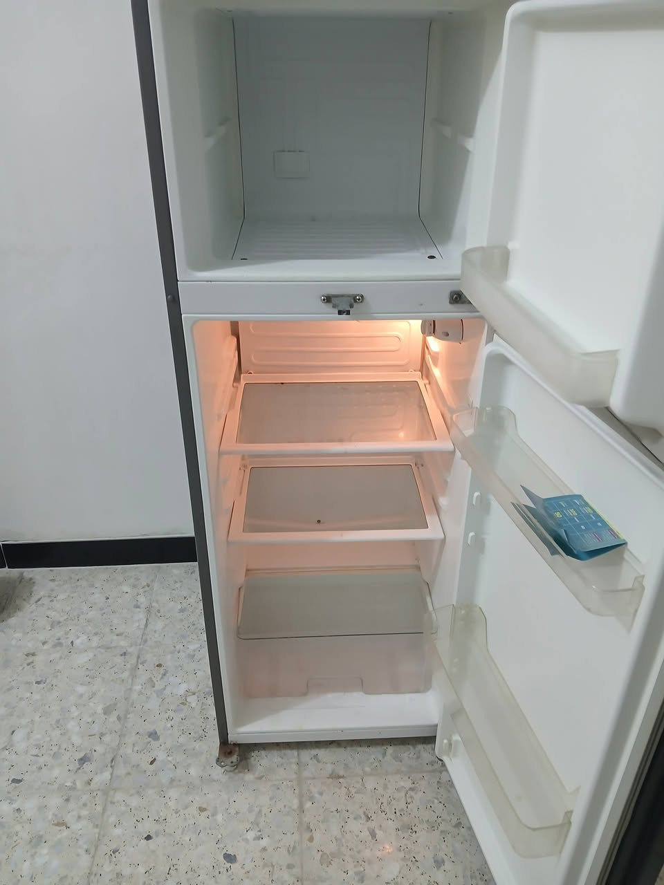 ثلاجة الحافظ حجمها ١٠ قدم شغالة سعرها ١٤٠ الف عنوان مدينة الصدر أولى موبايل ***********
