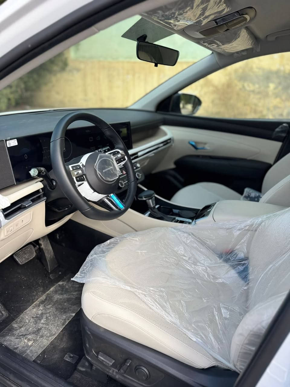 السلام عليكم 
توسان 2026  رقم سليمانيه بأسمي 
السياره ماشيه 3 الاف زيرو 
كشنات جلد اصلي شادلها واقيات 
السياره جديده فول فول مواصفات 
مكاني بابل استفسار اتصال ***********
سعر ٢٤٢ وبيها مجال 
مواصفاتها..
بصمة تشغيل 
شاشه متصل 
سايد بريك دكمه 
دات تشو 
خرائط بشاشه 
مانع انزلاغ 
كشنات كهرباء 
جنطه كهرباء 
٣ قطع تبريد 
تشغيل عن بعد 
شاحن امامي وخلفي 
اشاير مري 
بصمات أبواب 
مري شفط 
اوتو هولد 
حساسات امامي خلفي 
بردات اصلي
وبيها هواي مواصفات
