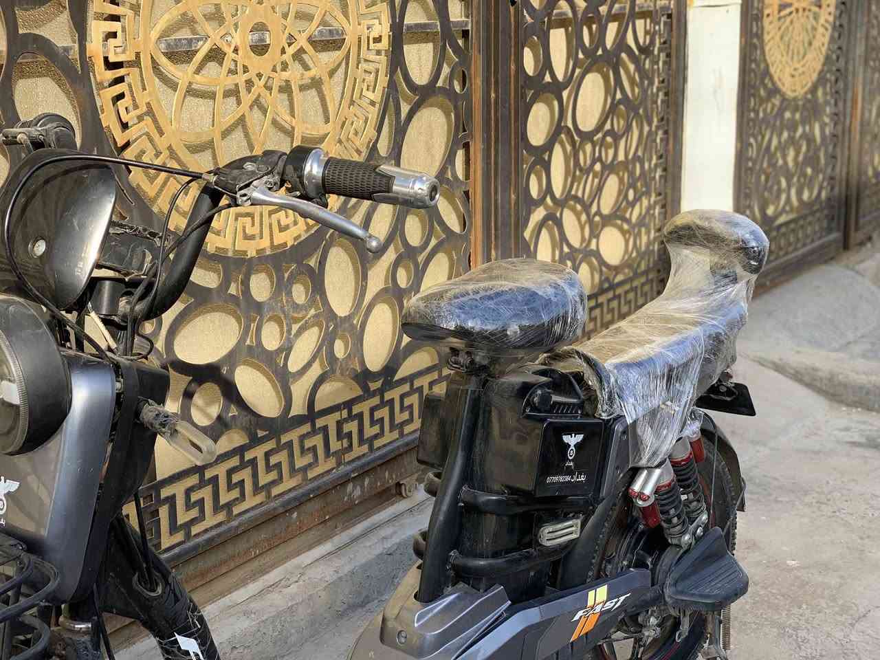 دراجة شحن للبيع نضيفة كلش بيها أشياء بسيطة جدا ماشتغل بس البك لايت ميشتغل و الضوء الأمامي يرمش يحتاج تثبيتة زين وكلش مرتبة ونضيفه واهم شي والي مرخص سعرها بطاريات مصفرة تحتاج تبديل وياها شاحنة وبايدرات ومرايات بيها أربع بطاريات مصفرة وترهم الخامسة وسعرها معقول يعني وانتة شوف بالصور سعرها ٢٢٥ ألف وبيها مجال بسيط وان شاءالله منختلف مكاني بغداد الغزالية قرب سوق النفلة 
الهاتف ***********
