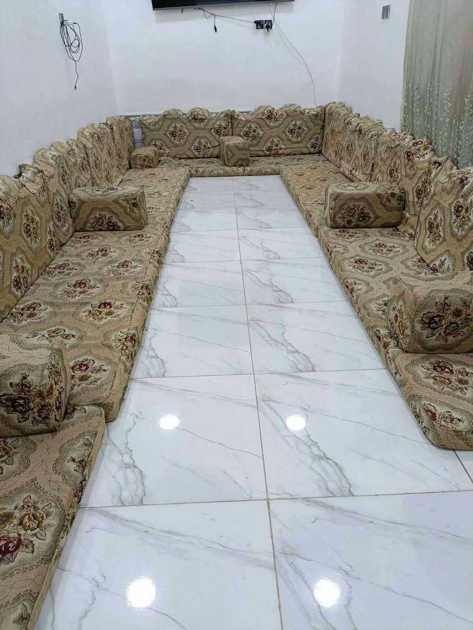 ديوان ارضي 
مزخرف 7 دواشك 7،تكيات 14 ظهر  مستخدم يفرش مساحه 7×4  نضيف 250 بي مجال قليل الي يريده يراسلني او يتصل ع الرقم *********** @الجميع
