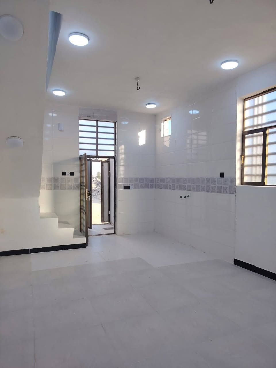 للبيع 50متر درجه اولى موقع حلو
اسعر 19وبي مجال 
بناء فول طابوق جمهوري واساس وسقف صب كونكريت 
تبليط الباب البيت 
سند 25طابو زراعي  
للستفسار ***********
