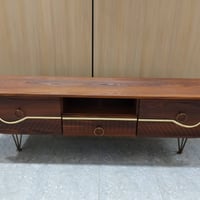 ميز تلفزيون بحالة جيدة للبيع قياس (140 ×  33) السعر ٦٥  07703919255