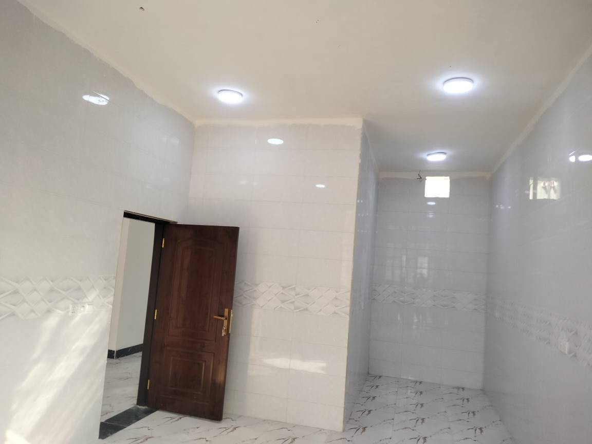 سلام عليكم ورحمه الله وبركاته بيت للبيع في ابي الخصيب شارع المحكمة ابو الخصيب الجديد البيت ركن المساحه الكليه 200 متر البيت يحتوي على غرفتين نوم وصاله ومطبخ وحمام داخل وخارج وديوان وكراج سياره البيت طابو صرف زراعي السعر 95 بي مجال الاستفسار اتصال على الرقم *********** البصرة, العراق
