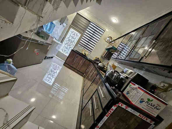 بيت مساحة 83 متر اقرار محكمه  
العنوان حي الذهب خلف طاقة حي الحسين قرب سوق الصيادين
 يتكون من طابقين 
الاول  براني وصاله ومطبخ وصحيات 
الطابق الثاني غرفتين مع صحيات 
كونكريت مسلح للطابقين 
السعر 62 مليون 
للتواصل ***********
او مراسلة صفحه
