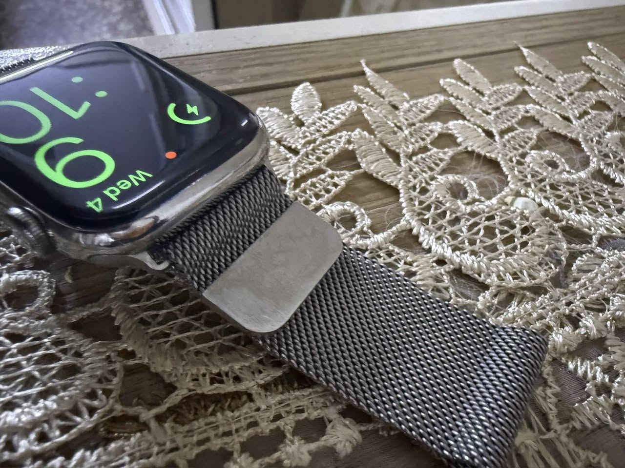 السلام عليكم 
ابل واتش جيل 7 اصدار الستانلس ستيل ( اصدار خاص )
نظافة الساعة 100% وموضحة بلصور 
بطارية الساعة 80%
حجم الساعة 45mm
الساعة كامل ملحقات سير وكارتون
سعر الساعة 325 بيها مجال بسيط بسيط
واتساب فقط ***********
