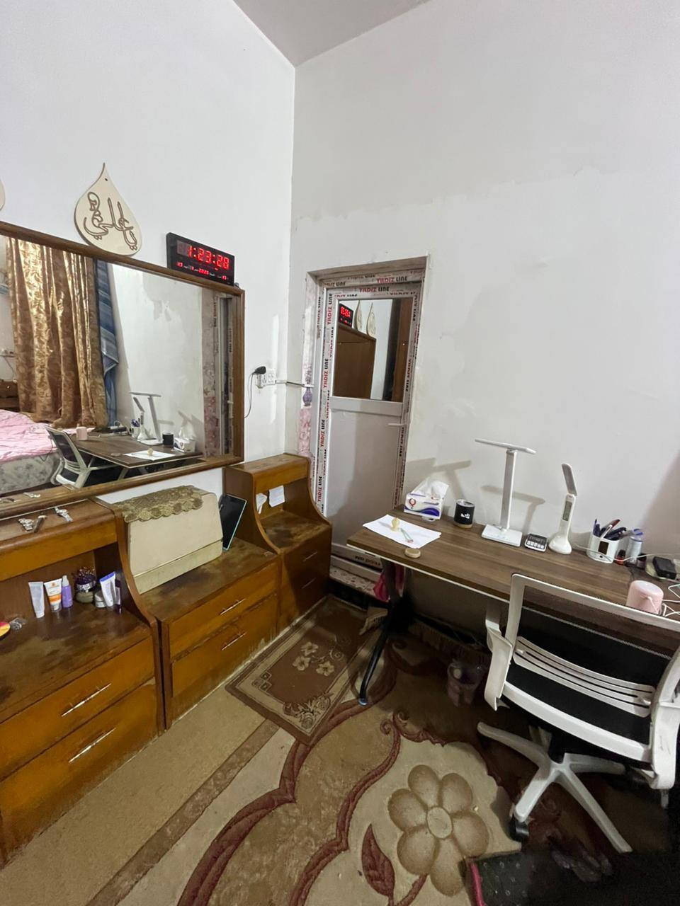 بيت البيع بحي الوفاء مساحه 100  طابقين ونص كونكريت مسلح بي 4 غرف نوم  بيت عملاق تصال او وتساب  او خاص *********** مكتب بركات ام بنين سعر 135

