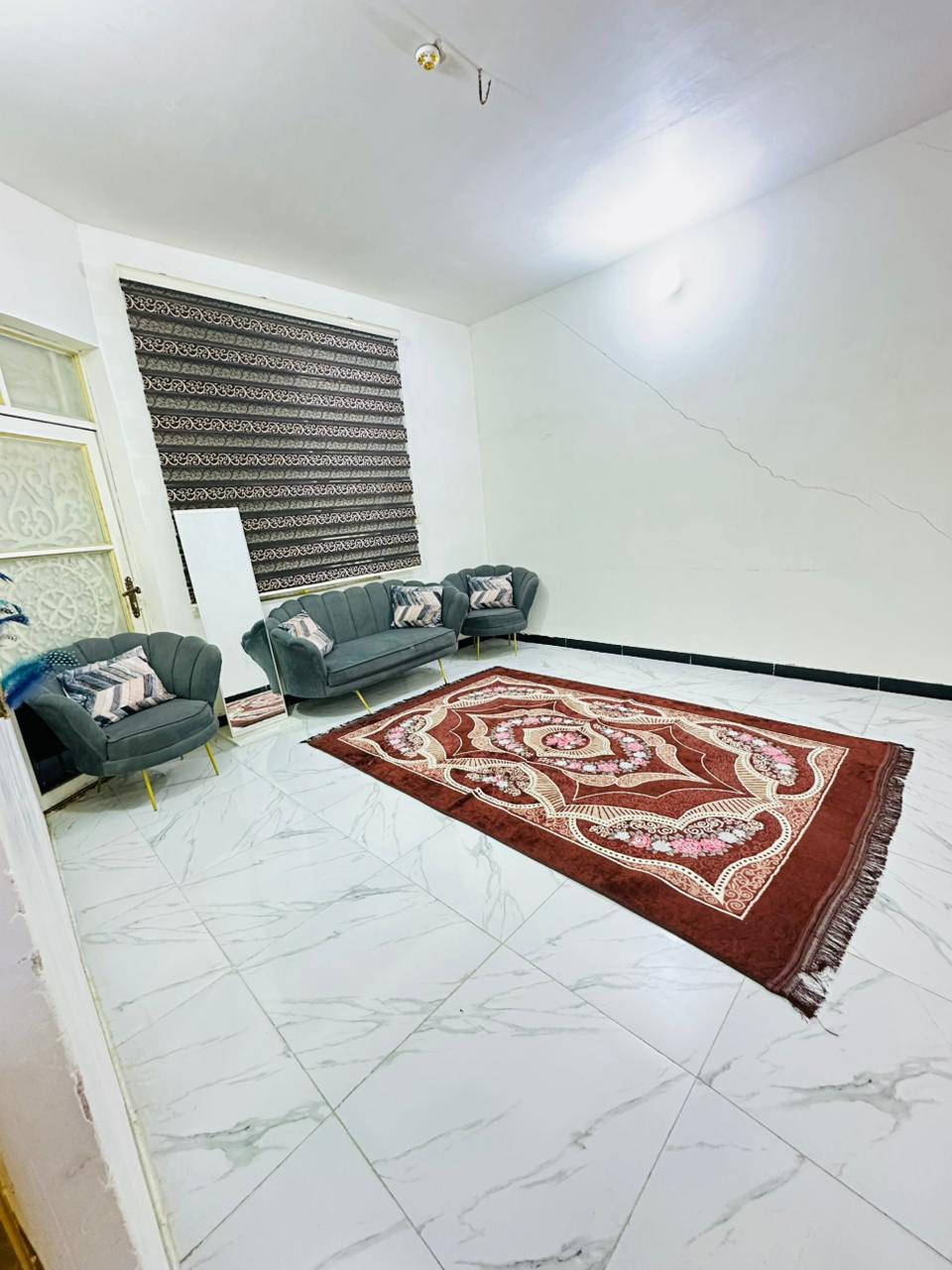 بيت للبيع بمساحه 100 م  العرض 6م طابو زراعي سند 25 إقرار محكمه العنوان مقابل قريه الغدير السعر 42مليون مع المجال يحتوي البيت على غرفه نوم وصاله ومطبخ واستقبال حمامات داخليه وخارجيه  وغرفه في طابق الثاني للتواصل على وات ساب
مع سيتم كامل كامرات 
وموكيت لكل المنزل جديد +كيزر جديد 
 
***********
