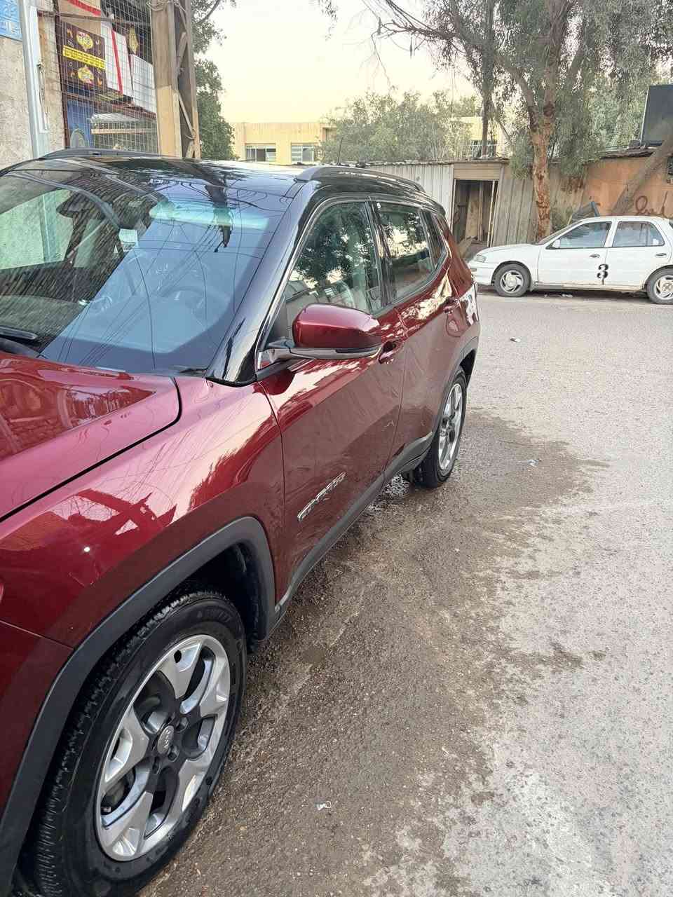 السلام عليكم 
جيب كومباس 2021
فول موصفات 
تحدد المسار 
حساس مطر 
رادار جانبي 
رادار امامي 
توقف ذاتي 
حادث بسيط كلش بدون صبغ بدون تبديل 
فقط بارد بخشم البنيد 
ماشيه 63 الف 
السيارة جدا نضيفه 
سعر 168 بيها مجال بسيط 
مكاني بغداد 
*********** وتساب
