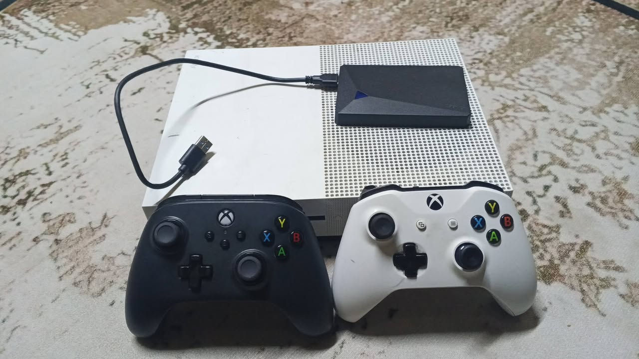 ⭐ سلام عليكم 
⭐  اكس بوكس S1
⭐ حجم الذاكره 500G
⭐ هارد خارجي 500G⭐يعني 1T
⭐ دركسون نوع Hora ⭐ نص فره 
⭐نضافة 95%
⭐اشتراك كيم باس التمت 
العاب⭐ فورزه هورايزن 5⭐ اف سي 2025⭐ فيفا 2025 ⭐كلفديوتي مودرن 3 ⭐روكت ليك⭐ جيتي اي 5
⭐ لا مصلح ولا مبدل بي شي الستيكر مبين 
يده عدد 2 اصليات⭐ الون السود كير مغناطيسي 
⭐⭐⭐⭐⭐ السعر قفل 190🔓🔓⭐⭐⭐⭐⭐
⭐ويا الدركسون
⭐⭐من غير الدركسون يصير سعره 170 ⭐⭐
⭐العنوان بغداد الشعله ⭐
⭐***********⭐
