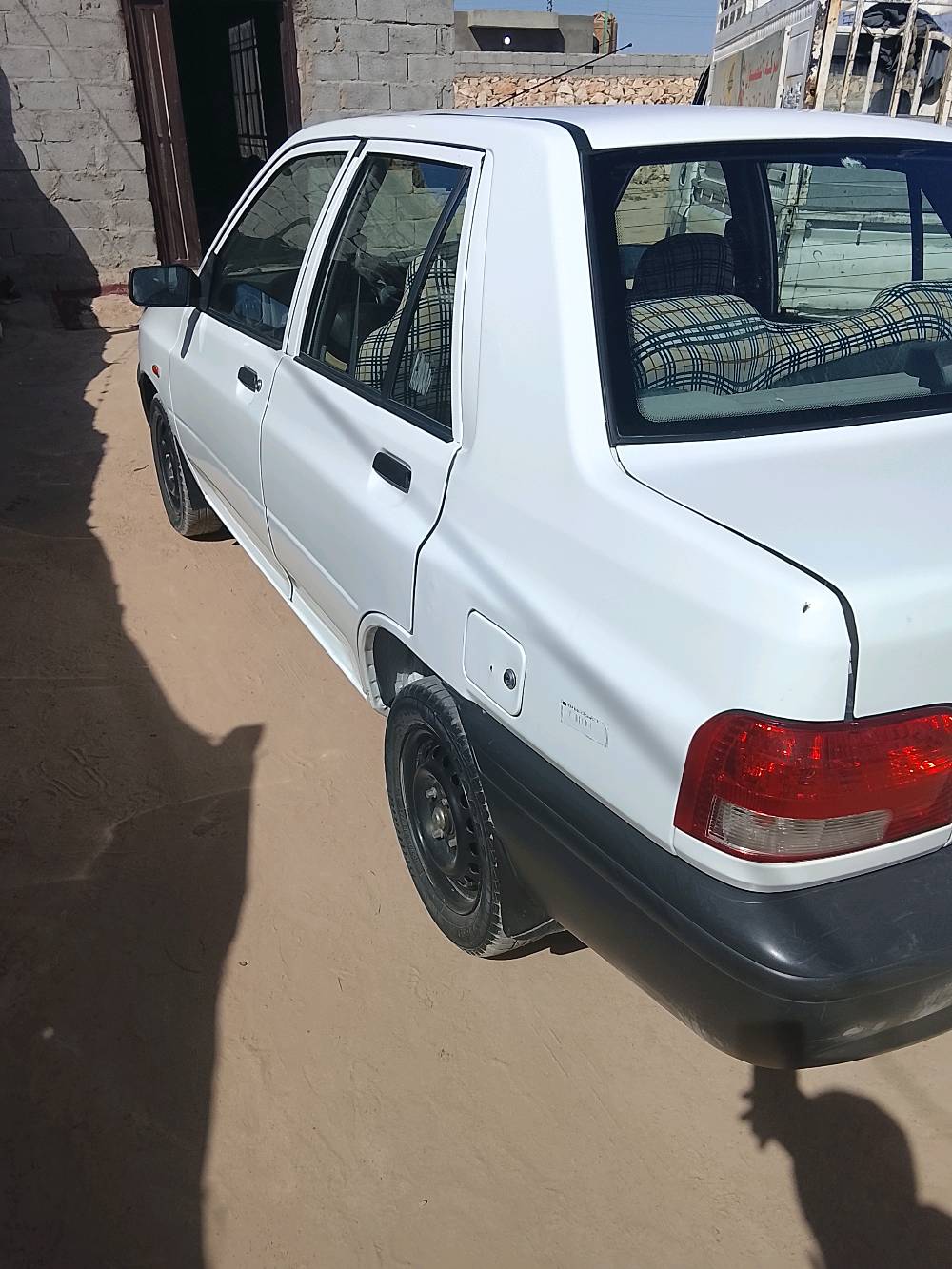 سيارة بيضاء بحالة جيدة للبيع. تتميز بتصميمها العملي والمناسب للاستخدام اليومي. السيارة نظيفة من الداخل والخارج وجاهزة للاستخدام الفوري.
