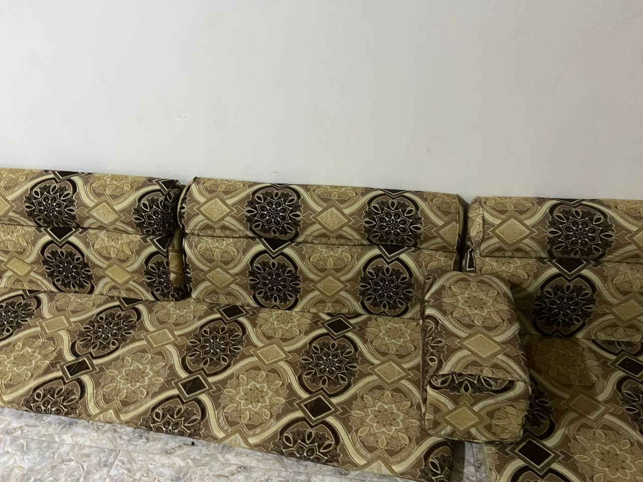سلام عليكم كعده عربيه 16 متر زائد 6تجوات مكان بصره زبير سعر (350)  وبي مجال لتواصل*********** ترهم ديوان 6× 4
