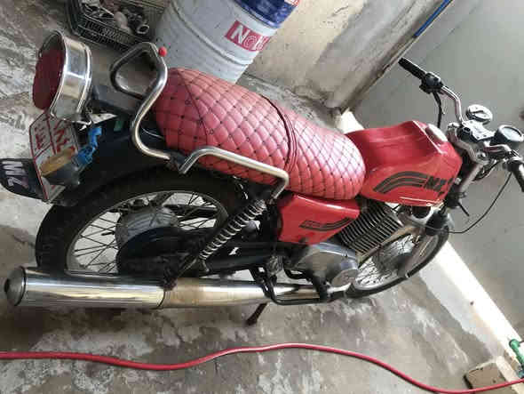 امزت, 82 للبيع نظيفه رقم سنويه بس مانعرف راعيها مكفوله من السرقه بيها قرار قاضي  للتواصل رقم *********** بس واتساب السعر مليون و300 وبيها مجال
